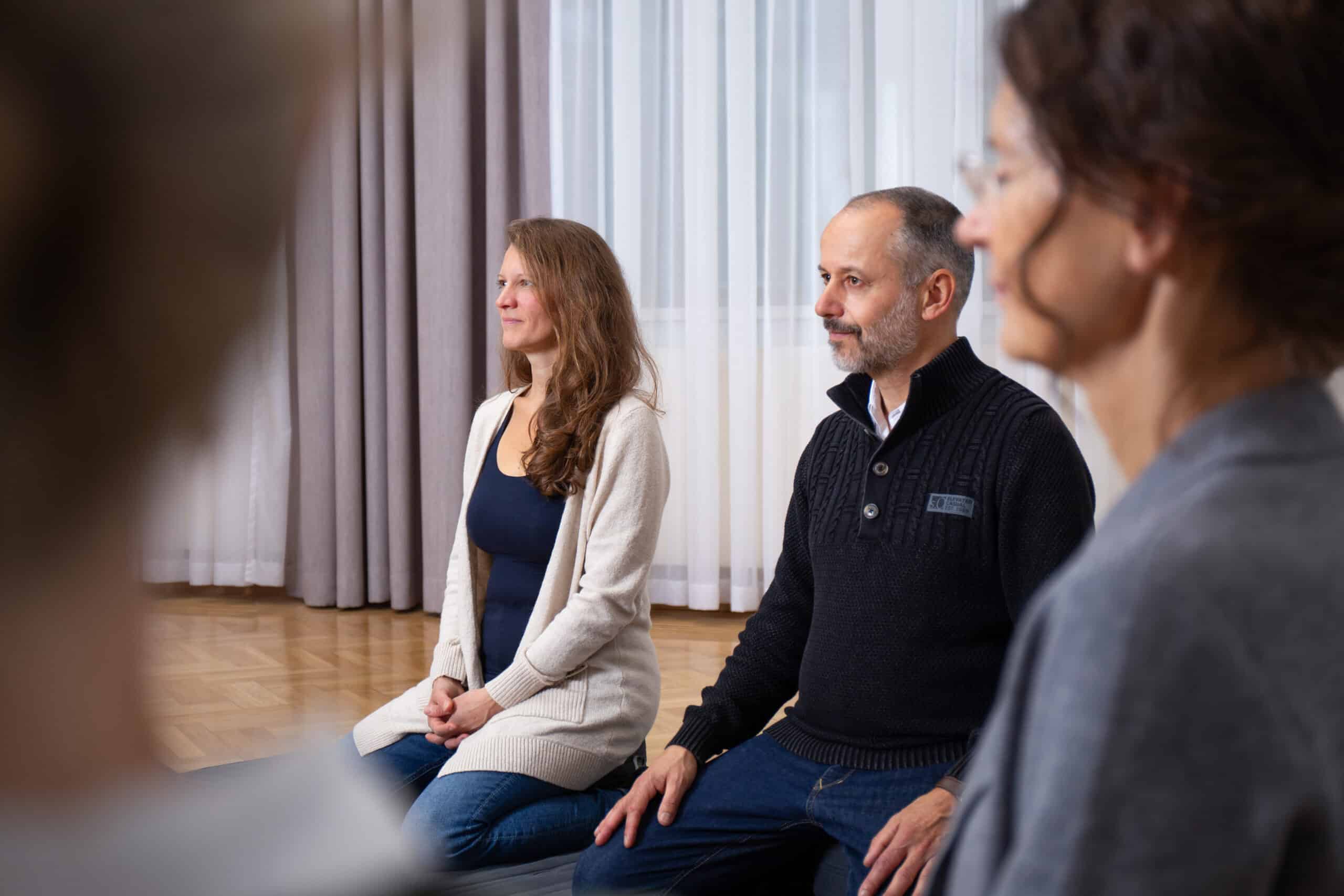 Angebote für Privatpersonen Peter und Kathrin knien am Boden und hören aufmerksam zu