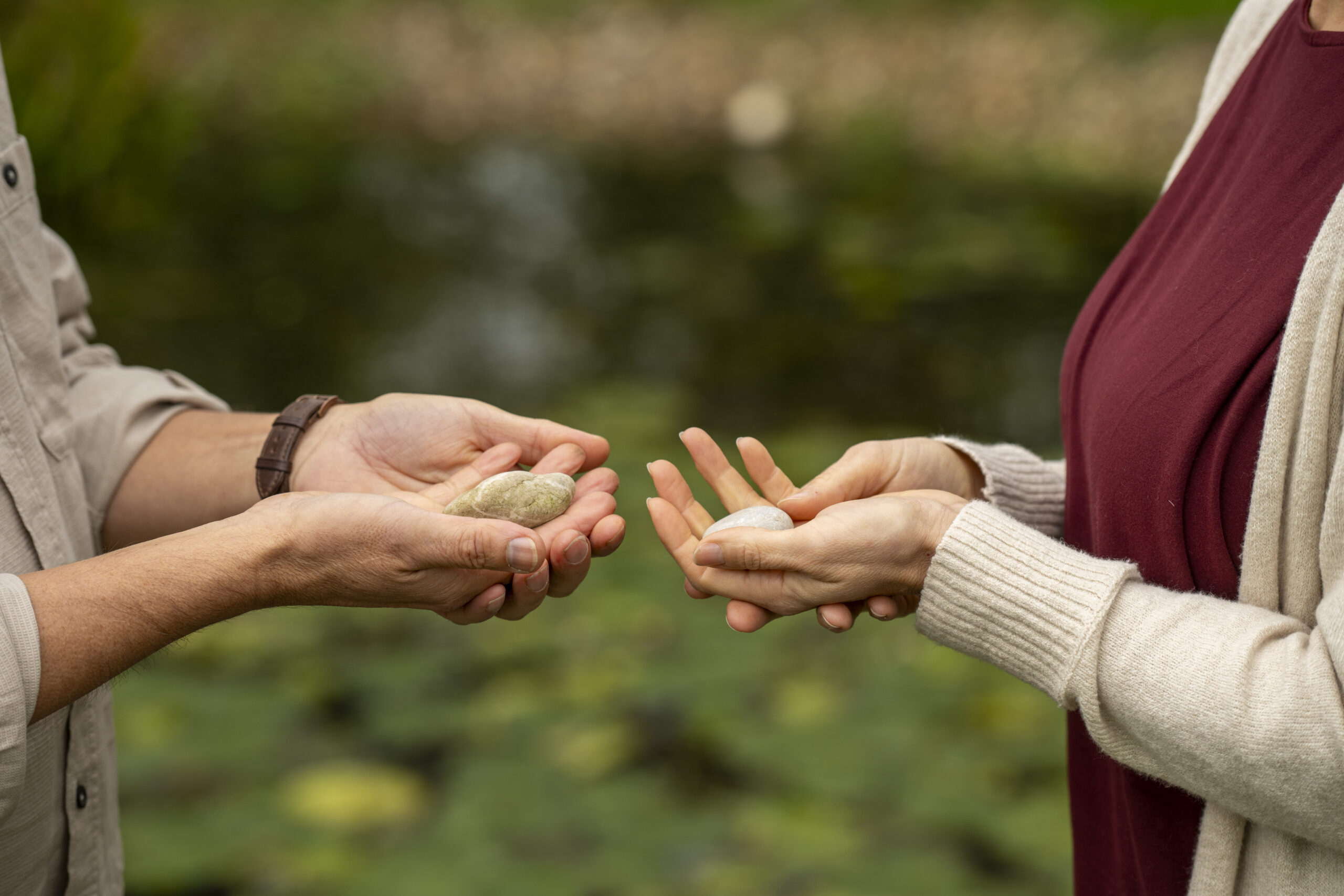 SINNBETONT - INSTITUT FÜR ACHTSAMKEIT - PETER & KATRIN 2 Personen mit Steinen in den Händen